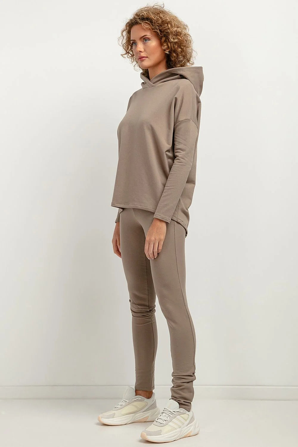 Ensemble coordonné style décontracté pour femme, haut ample avec capuche, pantalon ajusté élastique, couleur taupe, matériau doux, confort maximal, style moderne