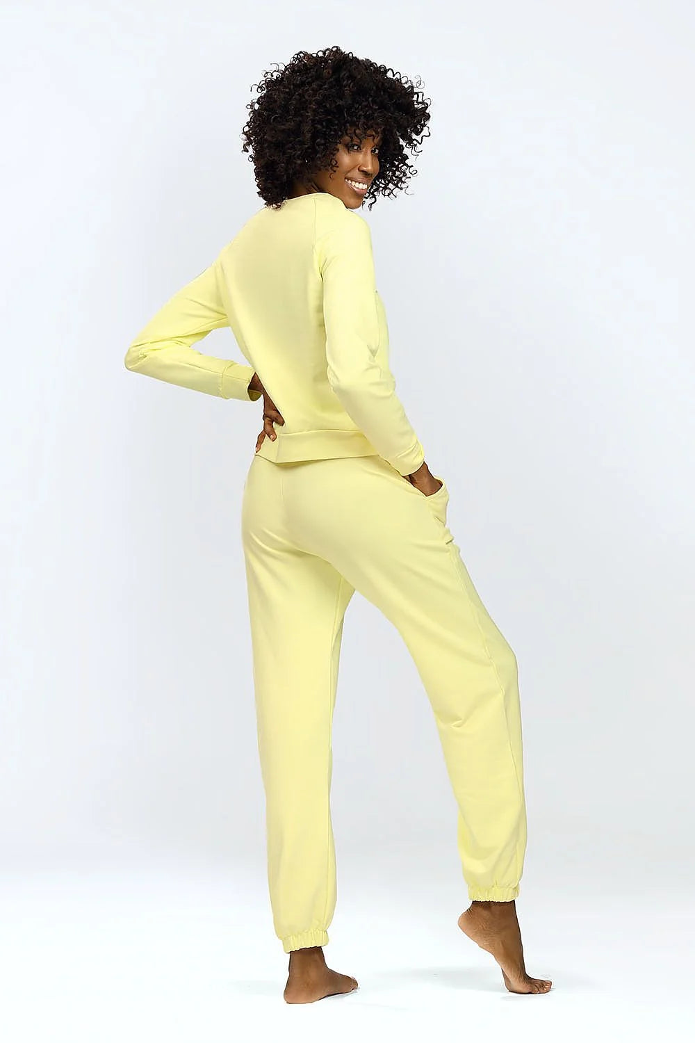 ensemble loungewear femme sweatshirt col rond manches longues molleton doux jaune pastel coupe relaxed pantalon jogging taille élastique cordon poches