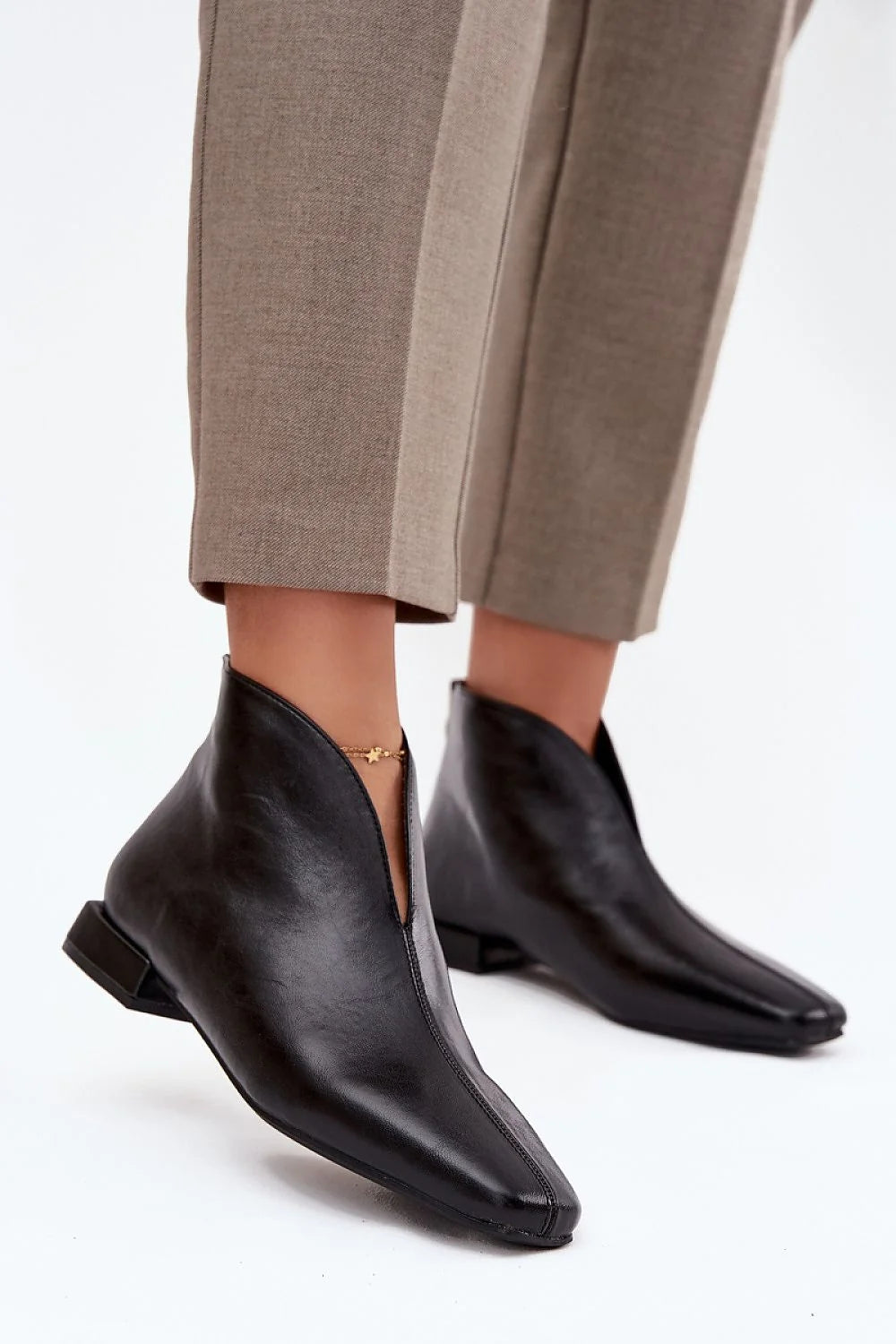 bottines basses femme cuir écologique noir bout pointu silhouette épurée minimaliste talon bloc bas arrière glissière couture centrale cheville élégante