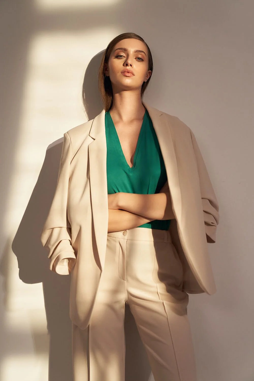 blazer femme long beige coupe droite épaules souples col cranté ouverture frontale sans boutons manches trois quarts crêpe