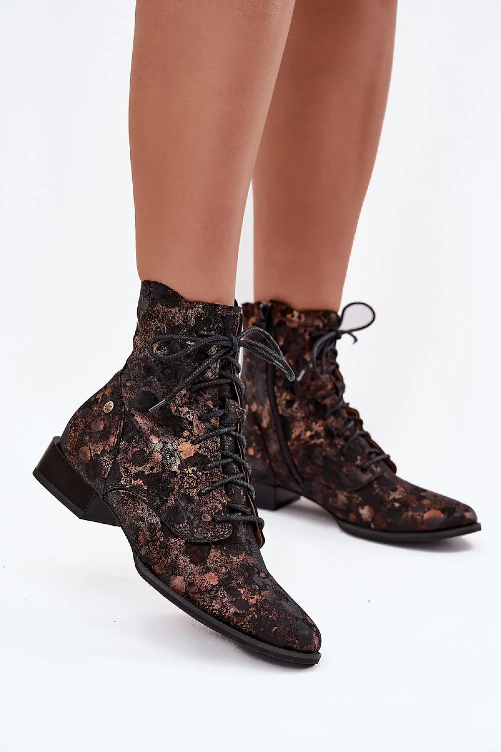 Bottines femme Maciejka cuir suédé naturel fermeture éclair latérale lacets bout pointu talon carré talon3cm tige13cm effet métallisé noircuivre marbré