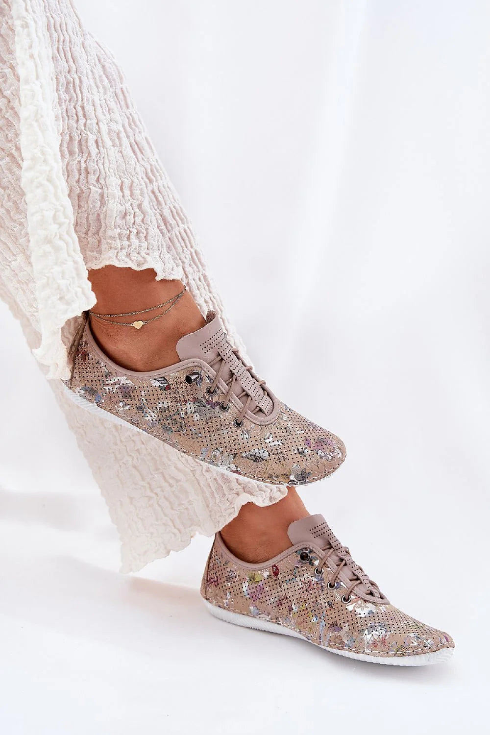 Chaussures basses pour femmes design moderne casual chic couleur beige floral perforations cuir naturel semelle confortable