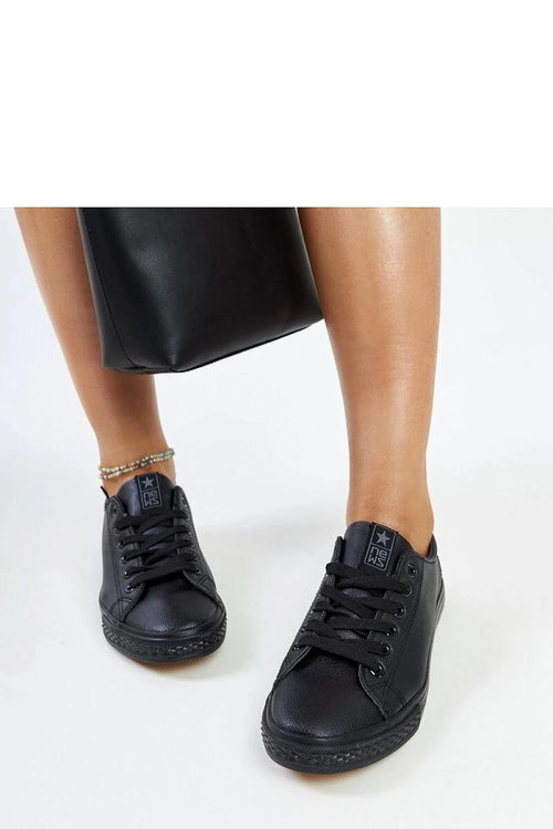 baskets noires similicuir basses urbaines femmes modernes minimalistes lacées grainées œillets métalliques semelle caoutchouc confortables polyvalentes bout arrondi