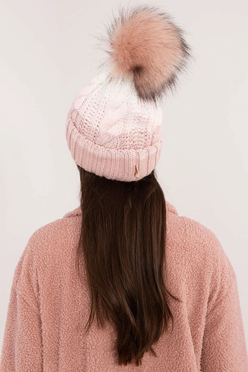 Bonnet Rue Paris tricoté pompon fourrure sherpa rose pâle féminin hiver élégance douceur confort veste assortie