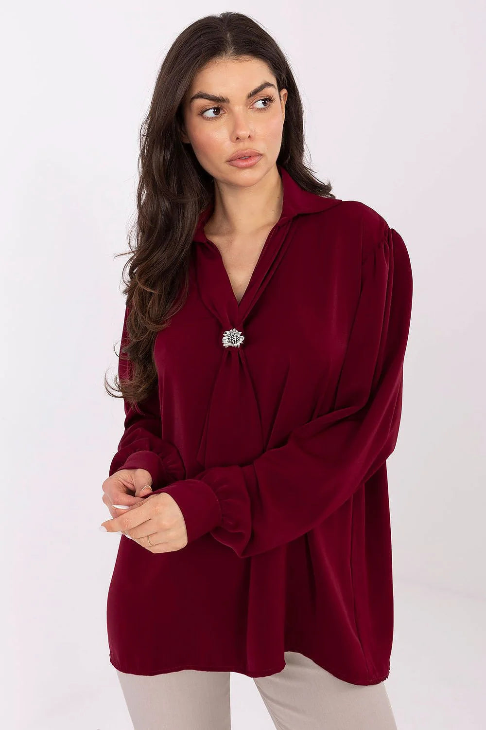 chemisier élégant stylé minimaliste féminin fluide léger polyester tombant silhouette coupe allongée manches bouffantes décolleté V nœud broche amovible