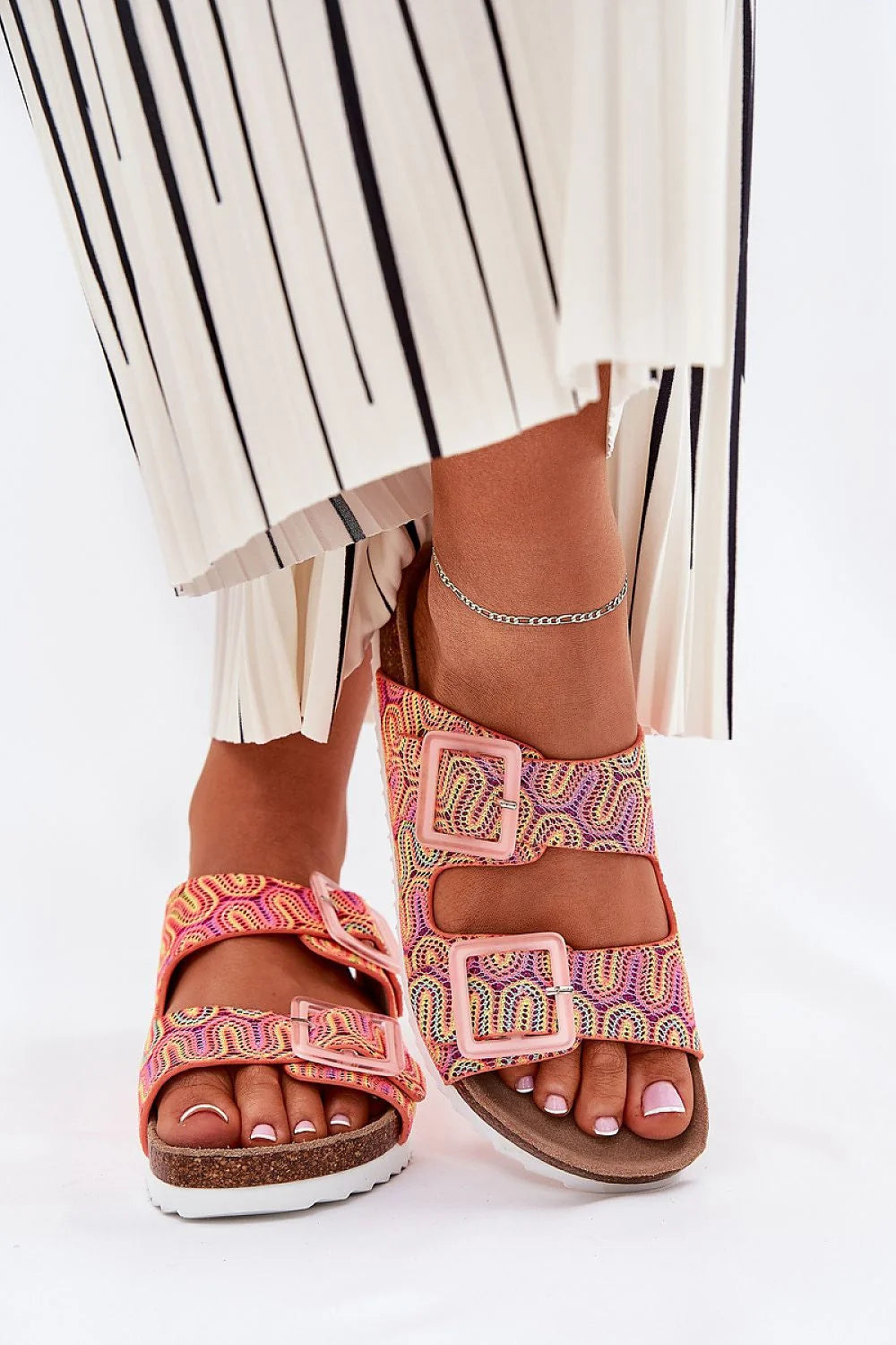 sandales femme estivales multicolore tissu ondulé rose jaune bleu brides larges réglables boucles plastique pastel semelle liège anatomique caoutchouc blanche