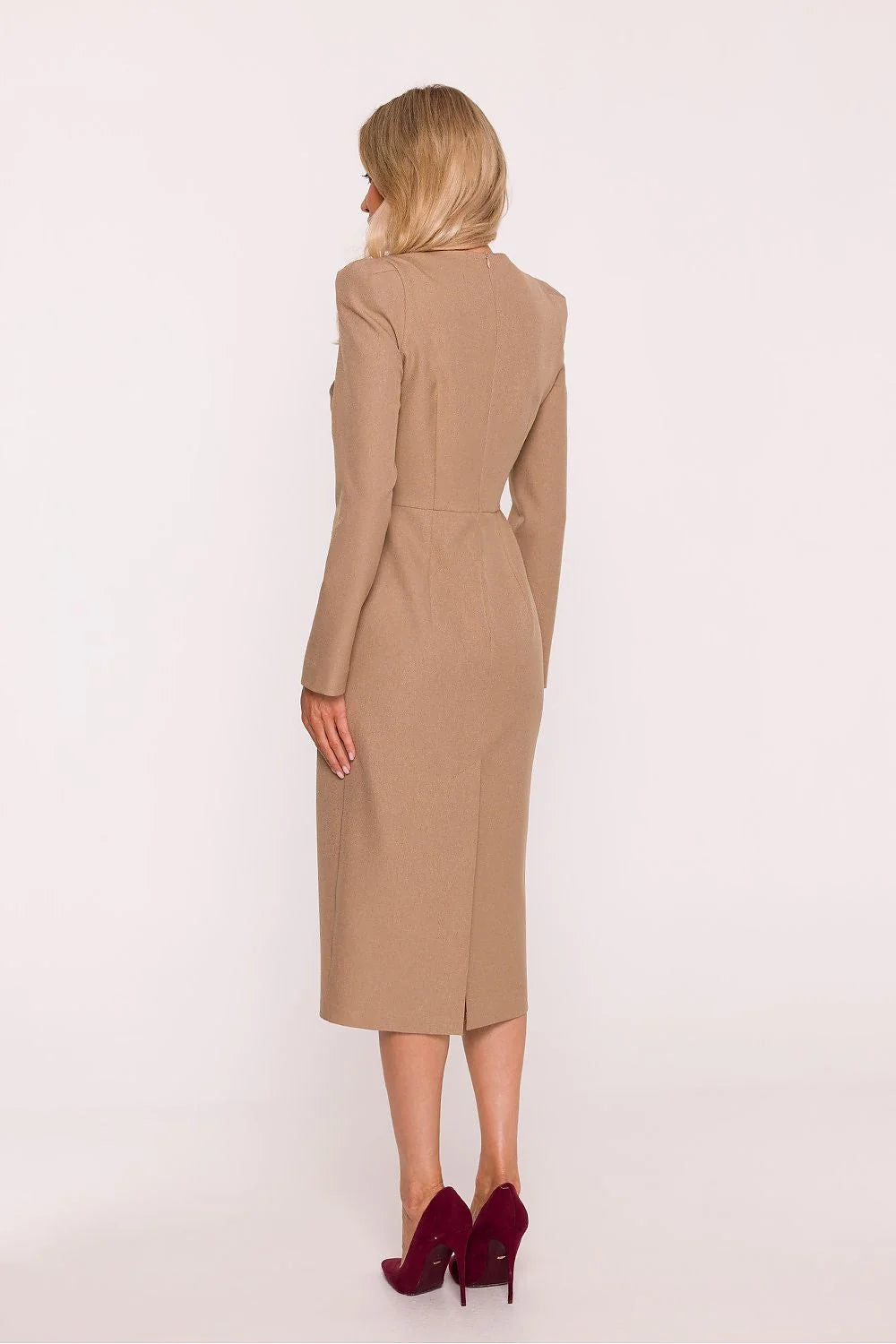 robe moulante cintrée tailleur camel manches longues encolure ronde épaules structurées épaulettes discrètes doublée confortable tissu chiné fente dos haute