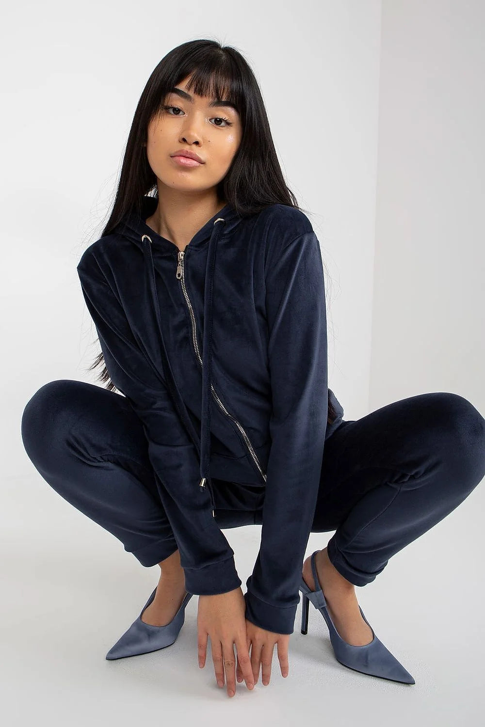 ensemble velours noir hoodie zippé capuche réglable cordon poches zippées pantalon legging slim ajusté cheville élastique