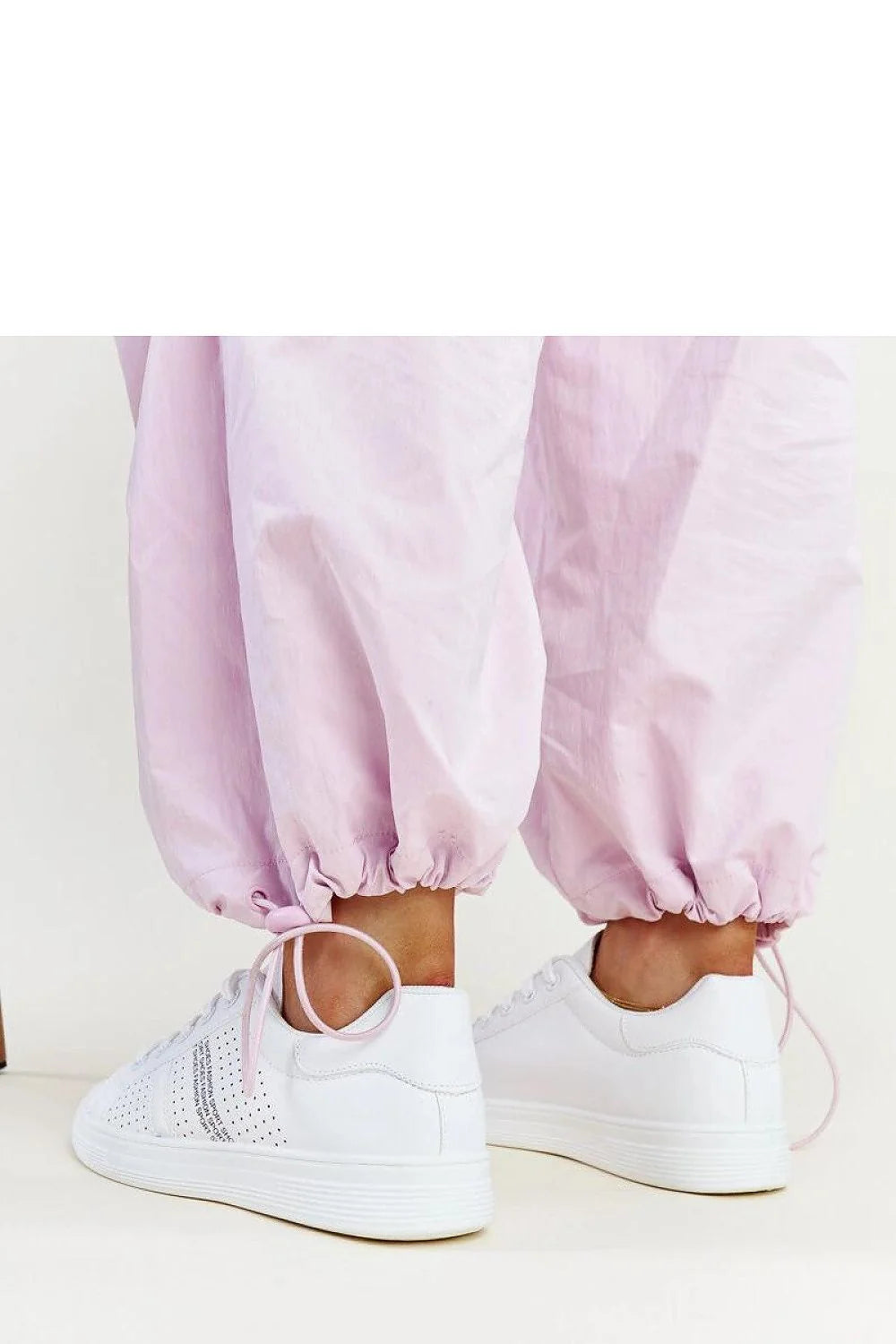baskets basses femmes blanches similicuir tige perforée bandes latérales bout rond semelle caoutchouc épaisse flexible col rembourré confort