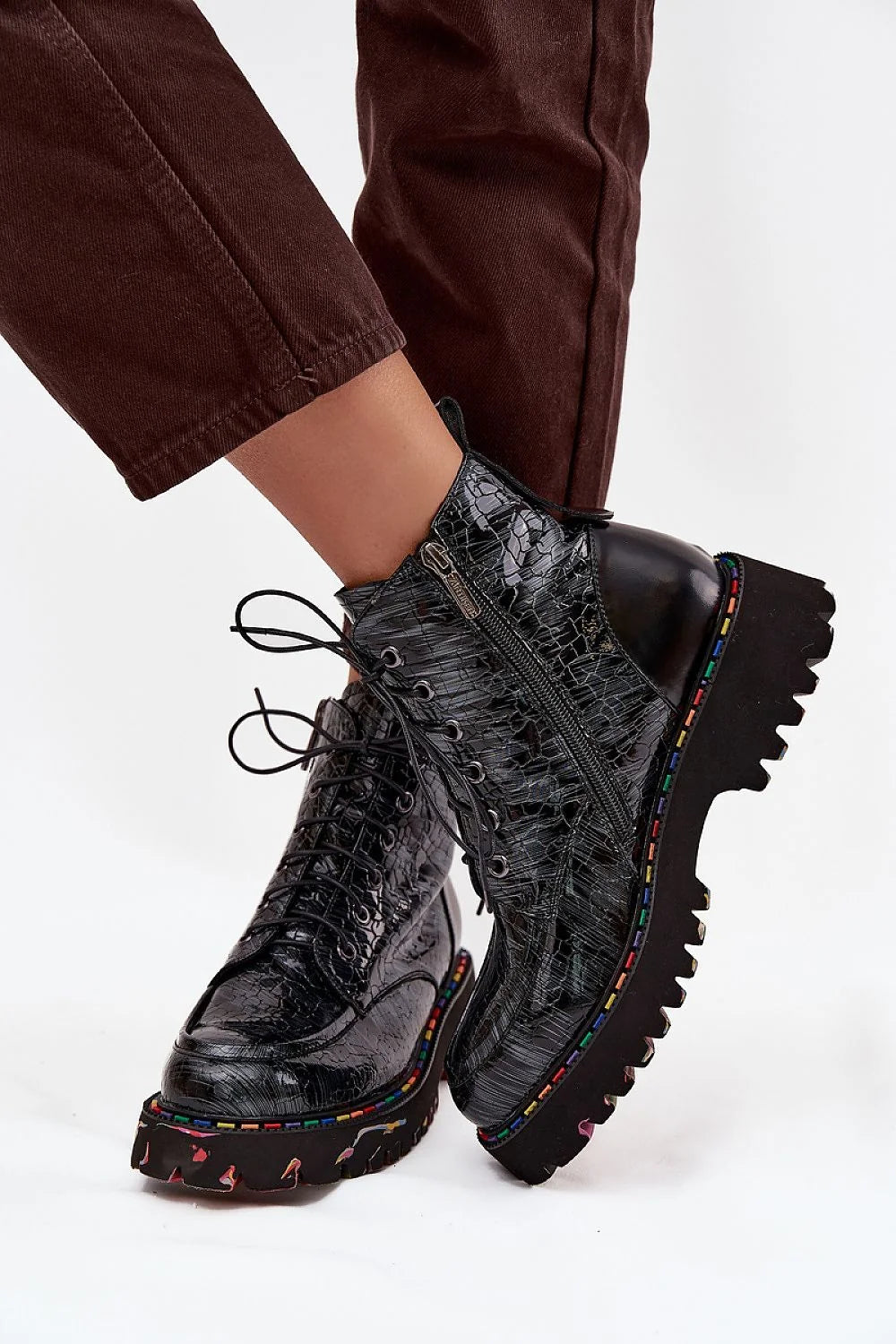 Bottines femme Artiker cuir naturel embossé croco verni lacets fermeture éclair oeillets bride arrière semelle crantée talon bas polyvalentes
