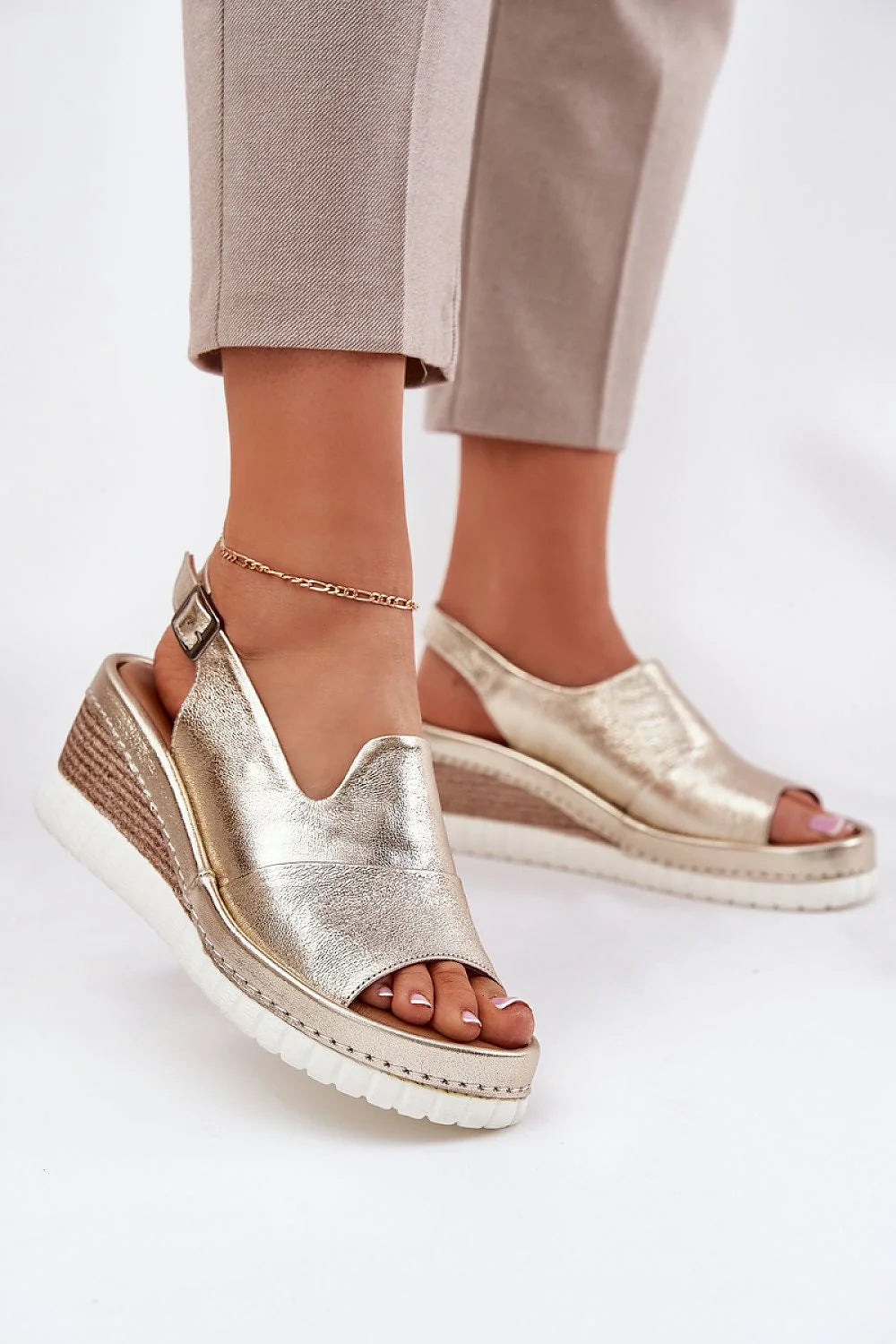 Sandales femmes cuir métallique doré semelle blanche talon compensé espadrille corde ajustable élégance été 2023