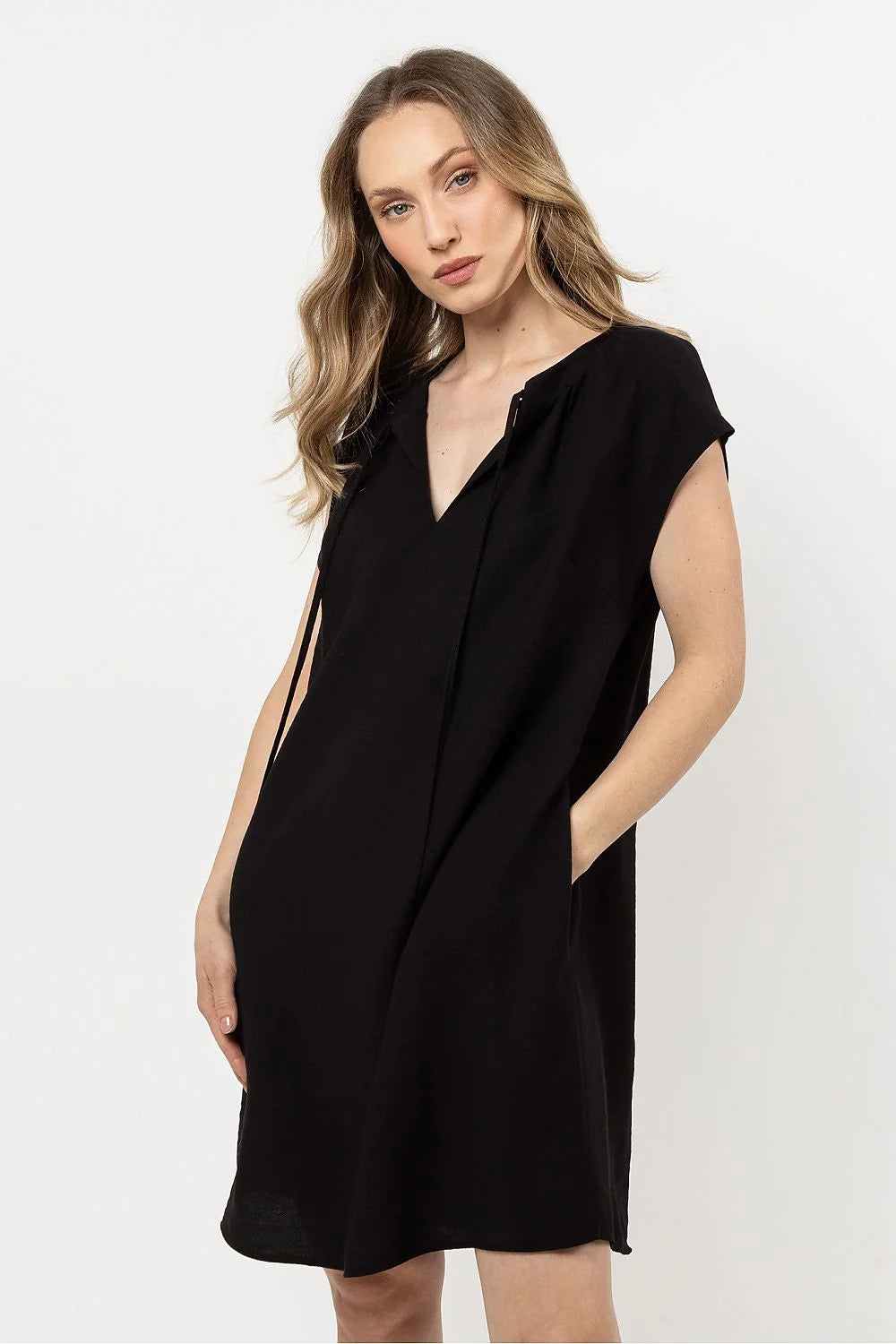 Robe de jour élégante en rayonne et nylon, col en V ajustable, épaules tombantes, poches latérales, couleur noire, coupe droite au-dessus du genou, femme