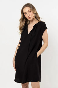 Robe de jour élégante en rayonne et nylon, col en V ajustable, épaules tombantes, poches latérales, couleur noire, coupe droite au-dessus du genou, femme
