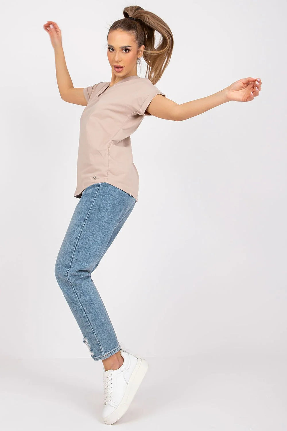 Outfit Casual Chic T-shirt Beige Denim Jeans Straight Cut Women Cotton Elastane Blend Blue Wash