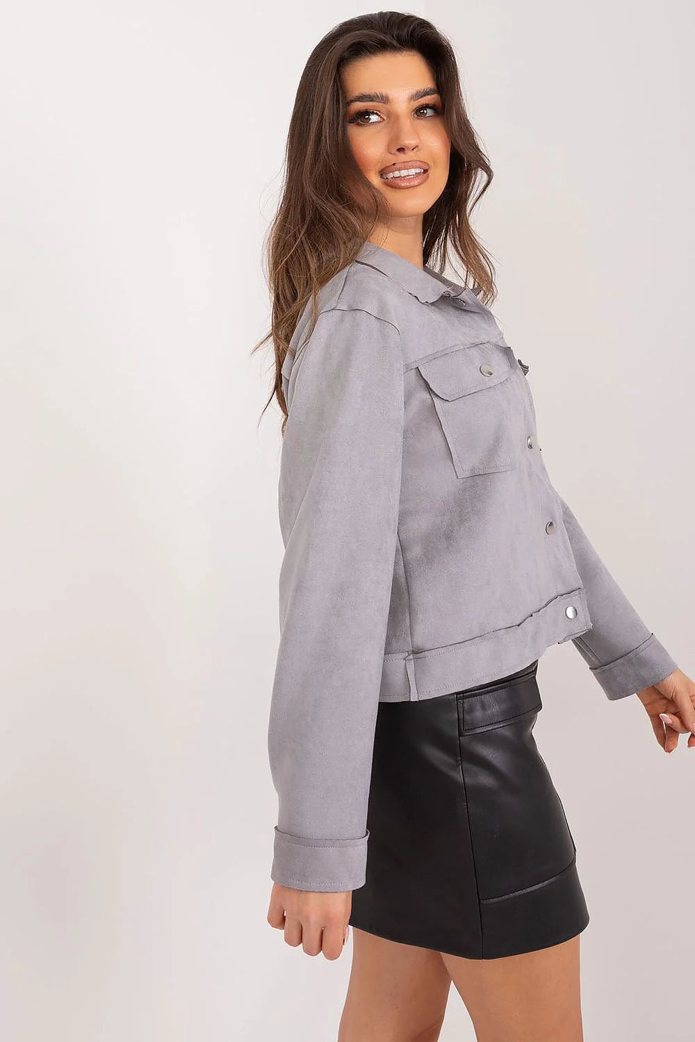 Veste Badu pour femme en tissu suédé gris clair, blouson style, boutons-pression, manches ajustables, polyester durable, printemps été, occasion décontractée, tenue moderne chic