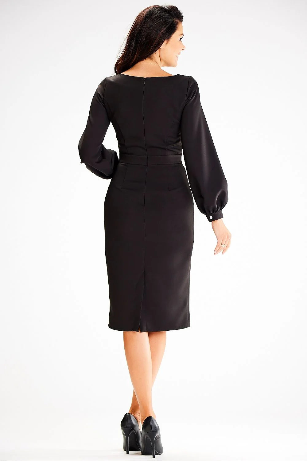 robe fourreau midi noire coupe crayon ajustée encolure bateau manches longues bouffantes poignets boutonnés taille cintrée tissu satiné tombé structuré