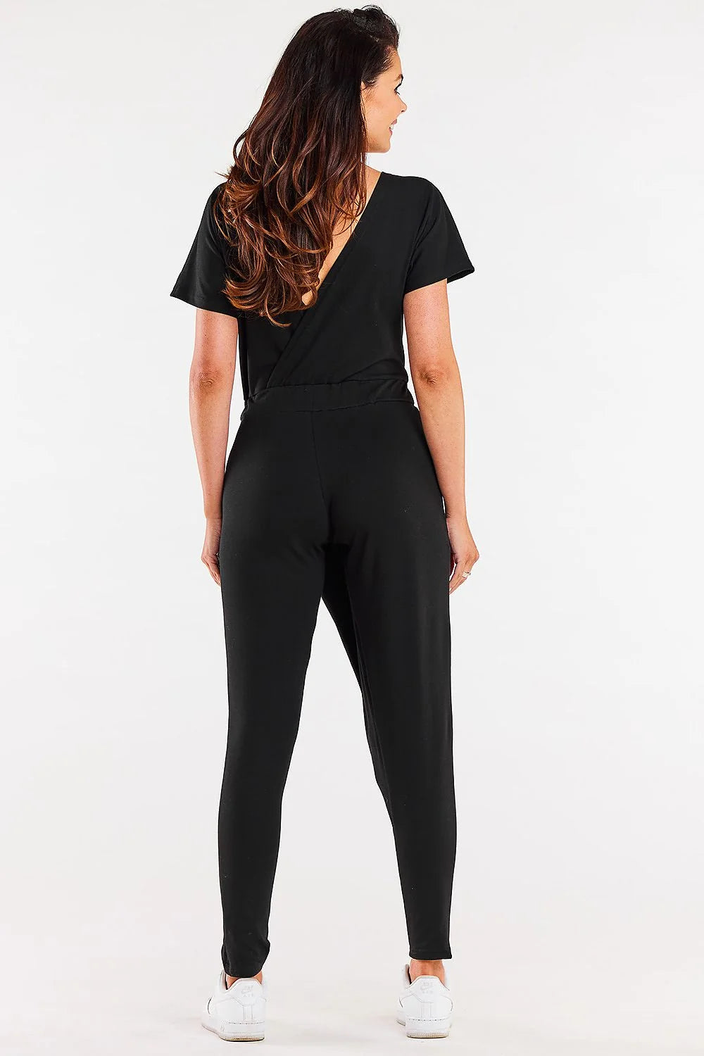 combinaison noire cintrée décolleté V croisé manches courtes ceinture ajustable coton stretch lycra fuselée cheville fluide élégante sophistiquée intemporelle soirée