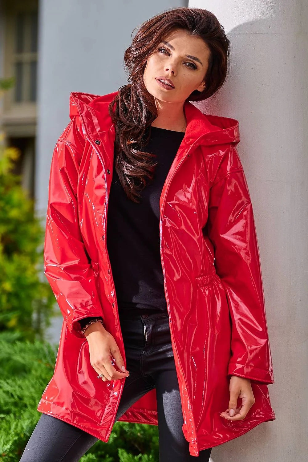 Manteau imperméable femme vinyle rouge vif moderne audacieux coupe ajustée capuche boutons-pression Pologne