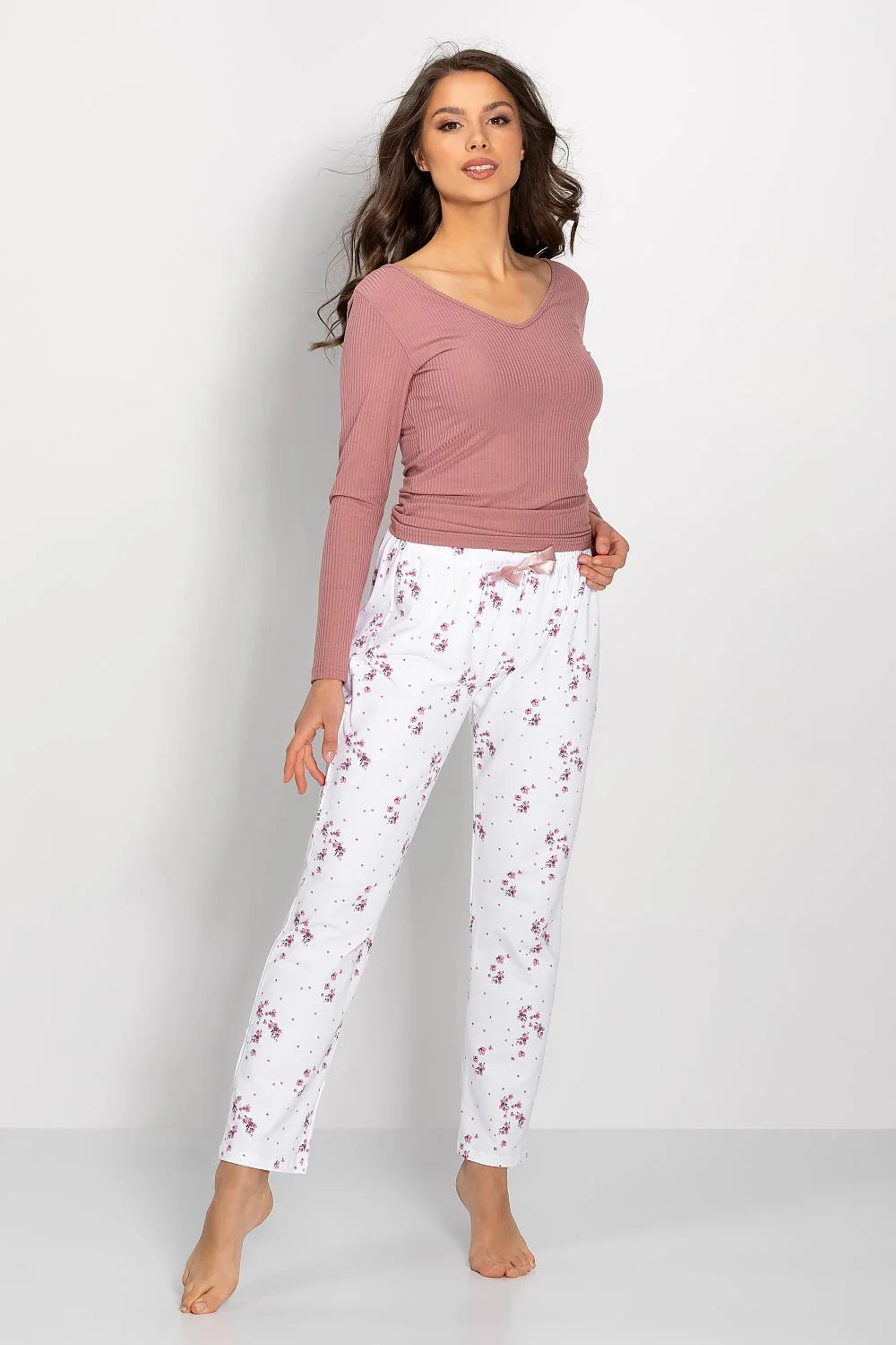 Pyjama coton doux rosé pâle imprimé floral haut côtelé col V ajusté pantalon blanc motifs floraux coupe droite