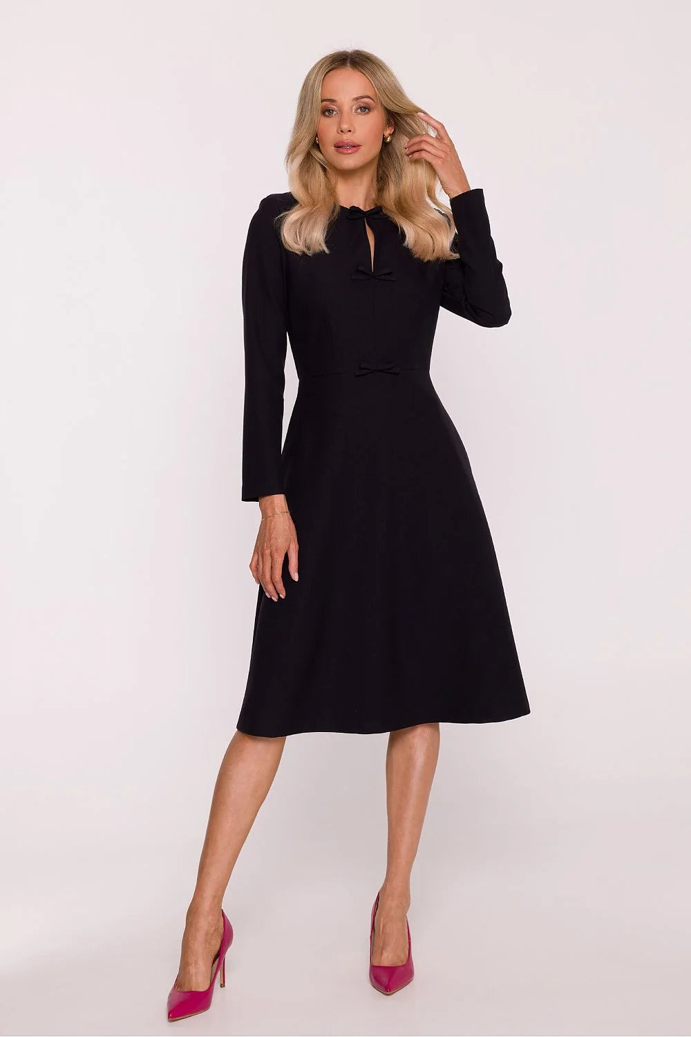 robe midi noire trapèze tissu structuré chiné encolure arrondie fente légère manches longues poches dissimulées noeuds décoratifs taille cintrée