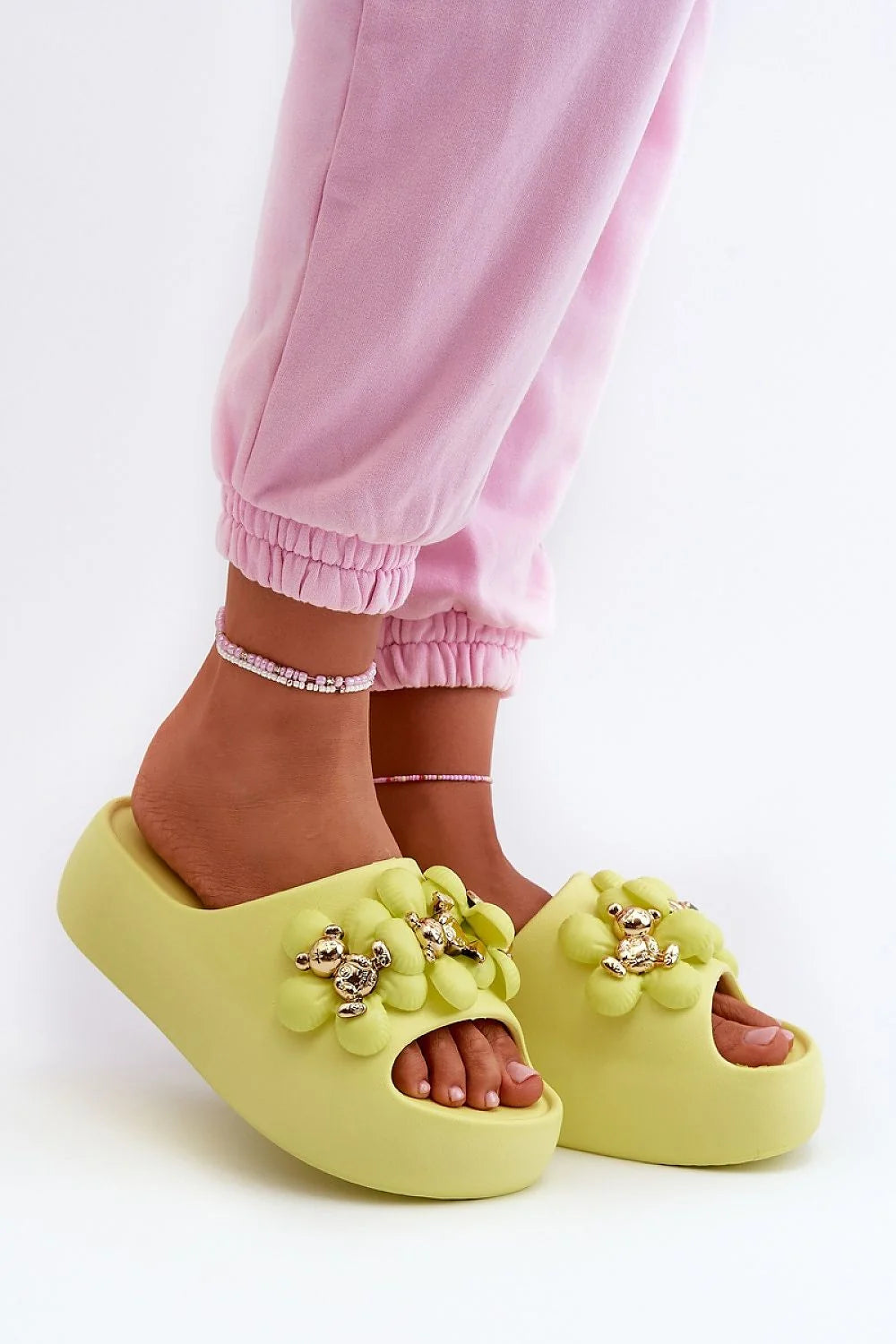 Sandales Step in style pour femmes, claquettes ouvertes, design floral doré, semelle épaisse 5.5 cm, confort maximal, couleur vert pâle, mode été 2023
