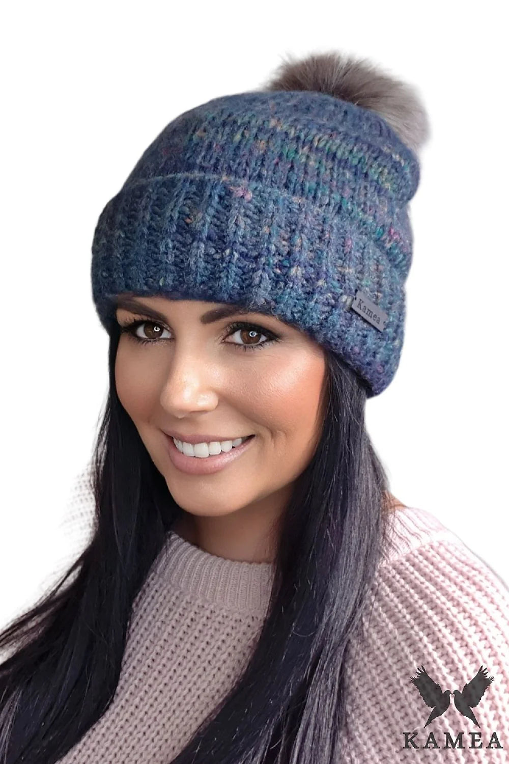 Cache-nez Kamea maille côtelée motif texturé pompon fausse fourrure bleu violet rose femme mode hiver élégance