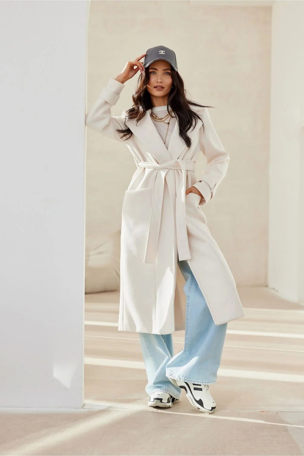 Manteau pour femme long fluide coupe droite col classique ourlet droit doublure poches latérales noué taille crème polyester elasthanne modernité élégance