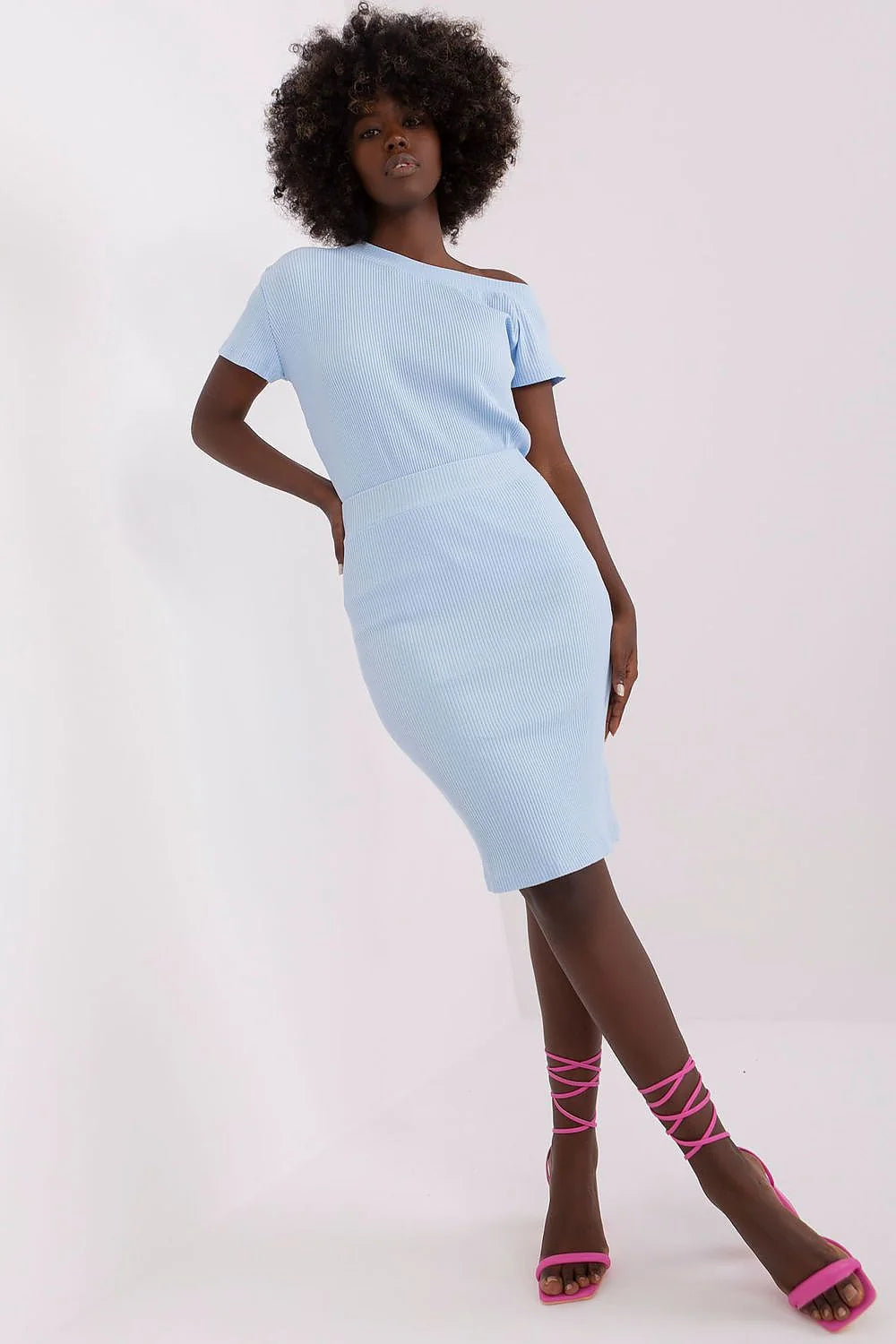 Ensemble mode coordonné pour femmes top asymétrique jupe crayon jersey côtelé soft blue taille élastiquée sandales roses