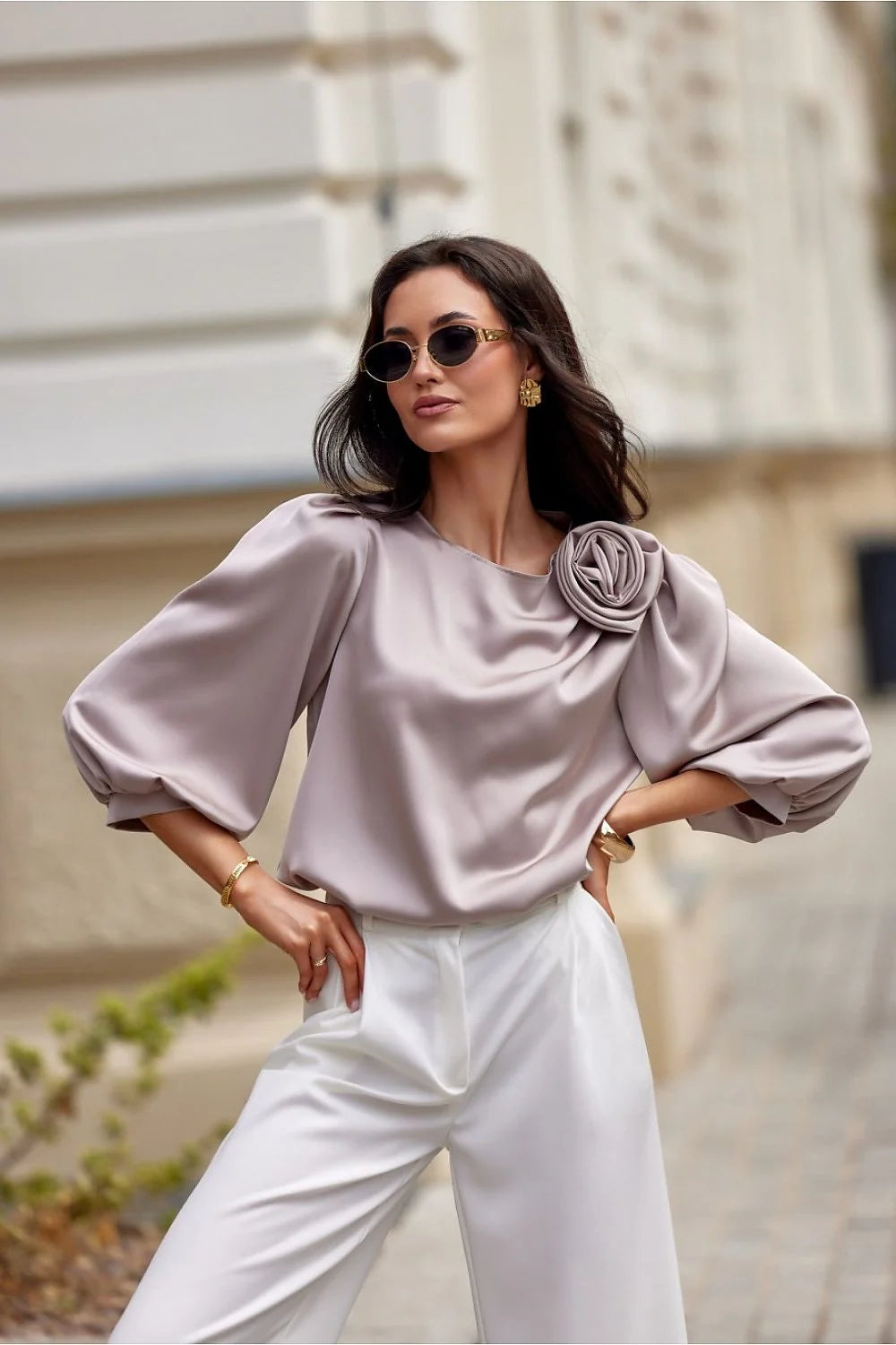 ensemble élégant femme chemisier satiné taupe rosé encolure drapée ornement fleur épaule manches ballon poignets resserrés pantalon taille haute droite