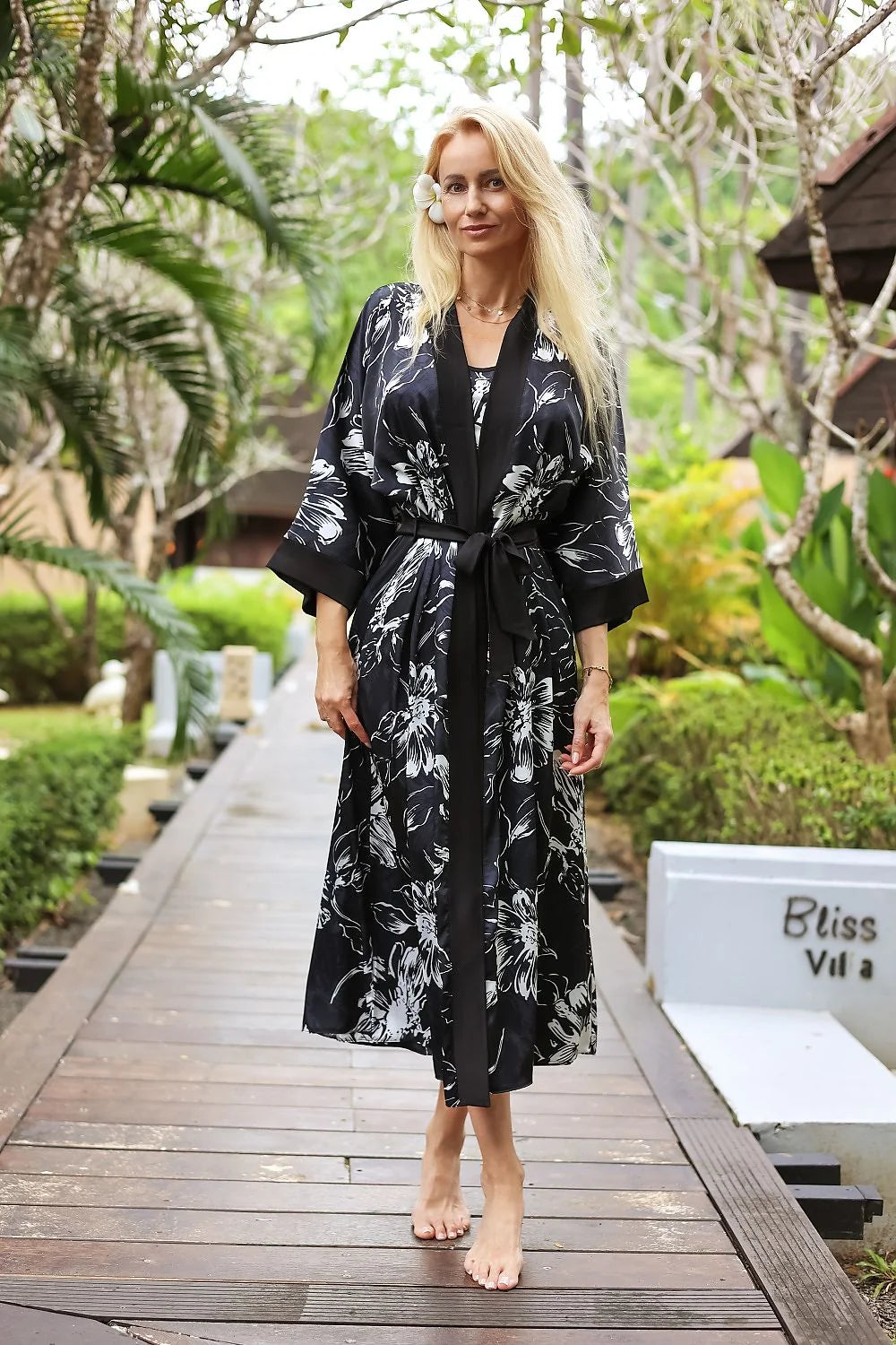 Peignoir long femme style kimono coupe fluide en satin polyester motif floral noir blanc avec ceinture taille ajustable