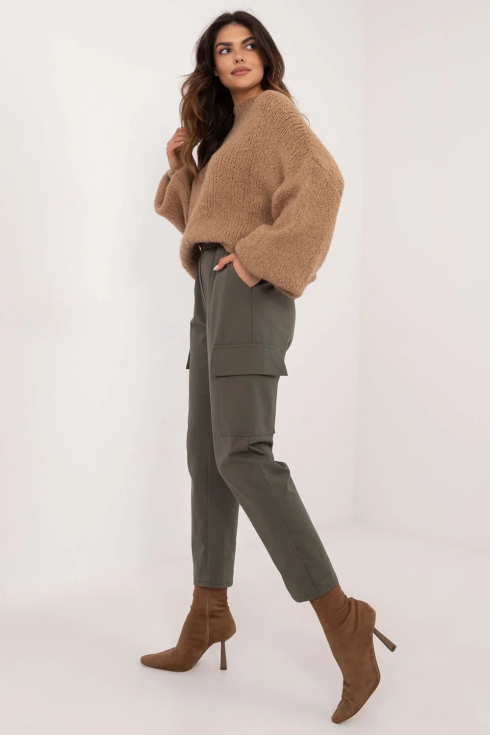 Pantalon cargo femme coupe droite taille haute tissu coton polyester vert kaki boucle dorée ceinture noire style utilitaire élégant confortable mode