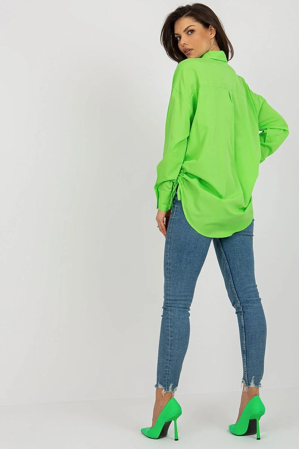 Chemise femme manches longues coupe ample design asymétrique froncements côtés vert vif coton polyester taille ajustable