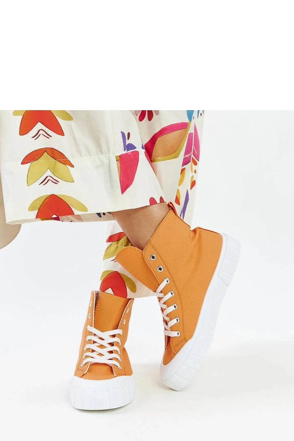 Baskets montantes à lacets design moderne couleur orange vif pour femmes, sac à main en simili cuir beige, pantalon long à motifs abstraits multicolores, montre dorée et bracelet en perles blanches