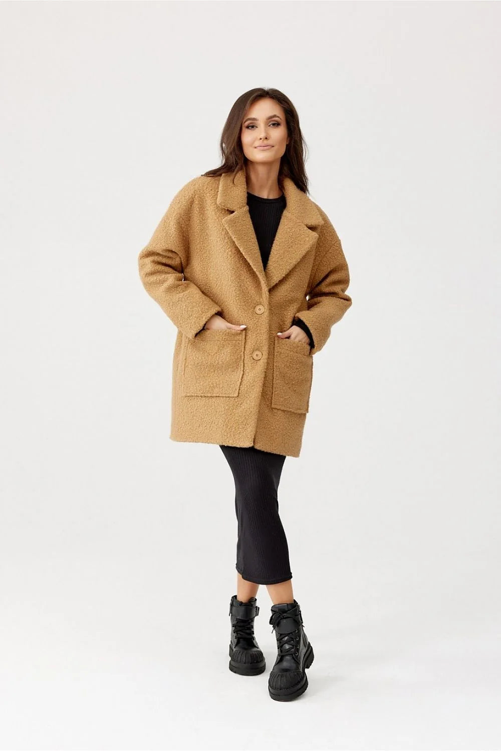 Veste longue pour femme design contemporain élégant coupe oversize matériau teddy color camel doublée poches plaquées finitions soignées occasions automne printemps