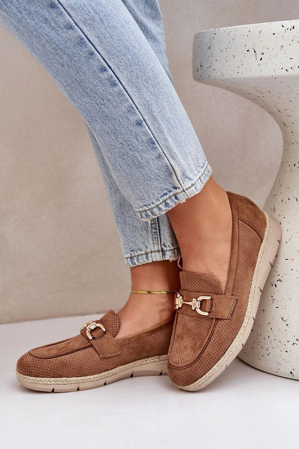 Mocassins femmes en suédé écologique couleur camel perforé détail doré bout arrondi semelle rembourrée plateforme talon bas printemps casual élégant respirant durabilité