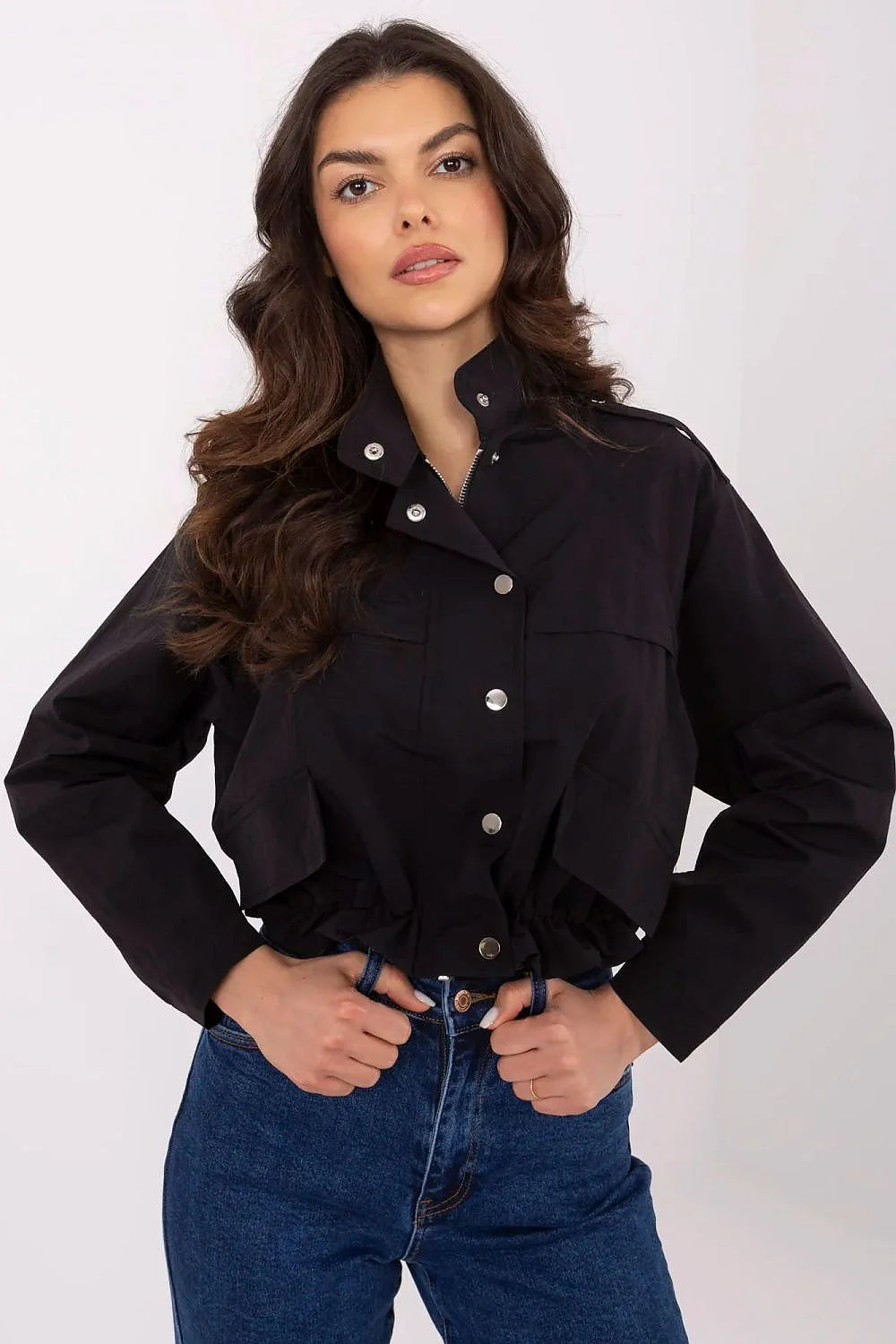 Veste noire pour femme design moderne élégant style utilitaire coupe courte manches longues poches épaulettes résistant confort