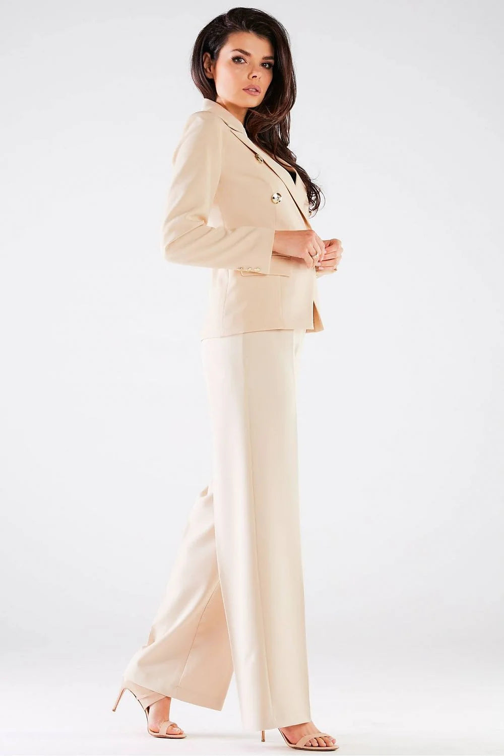 costume tailleur femme élégant moderne sophistiqué veste cintrée revers cranté boutonnage doré manches longues pantalon taille haute jambes larges beige