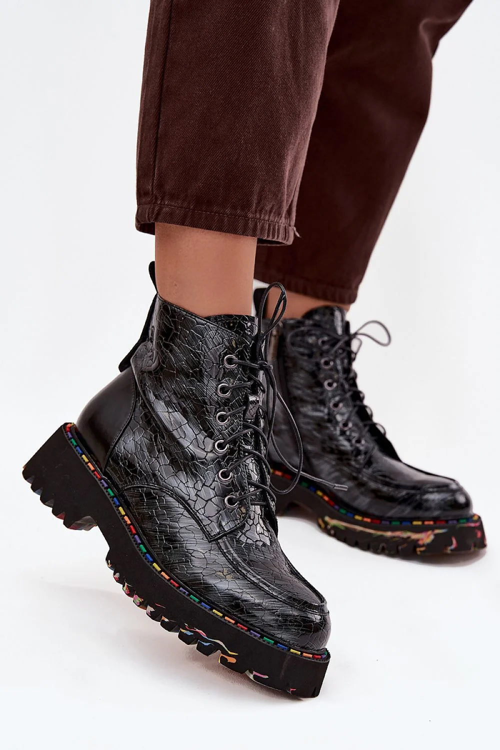 Bottines femme Artiker cuir naturel embossé croco verni lacets fermeture éclair oeillets bride arrière semelle crantée talon bas polyvalentes