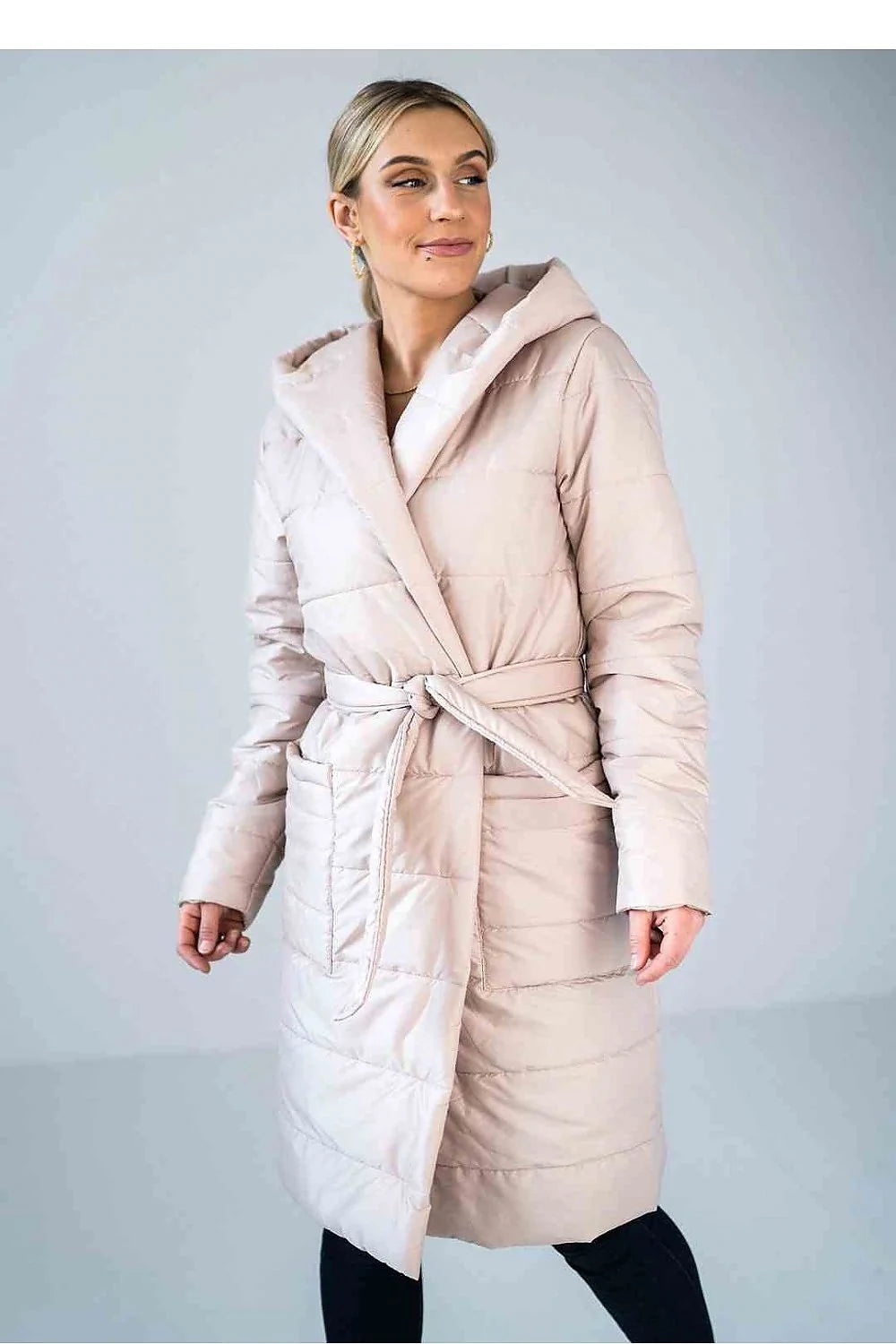 manteau matelassé mi long ceinturé cache coeur col châle capuche doublure rembourrée légère isolante poches ajustables coupe ajustée beige élégante