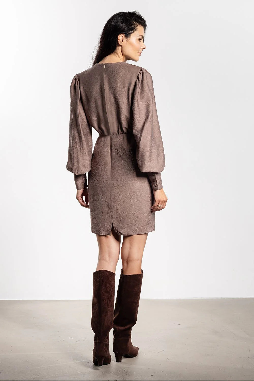 robe mini coupe élégante haut ajusté décolleté profond plis taille cintrée manches bouffantes poignets boutons satinée taupe fronces épaules jambes
