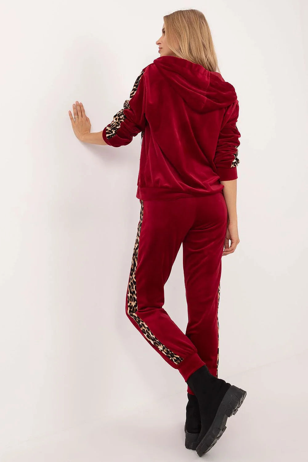 Ensemble velours Italia Moda femme veste capuche pantalon taille haute imprimé animal bordeaux matériaux luxueux mode tendance confort