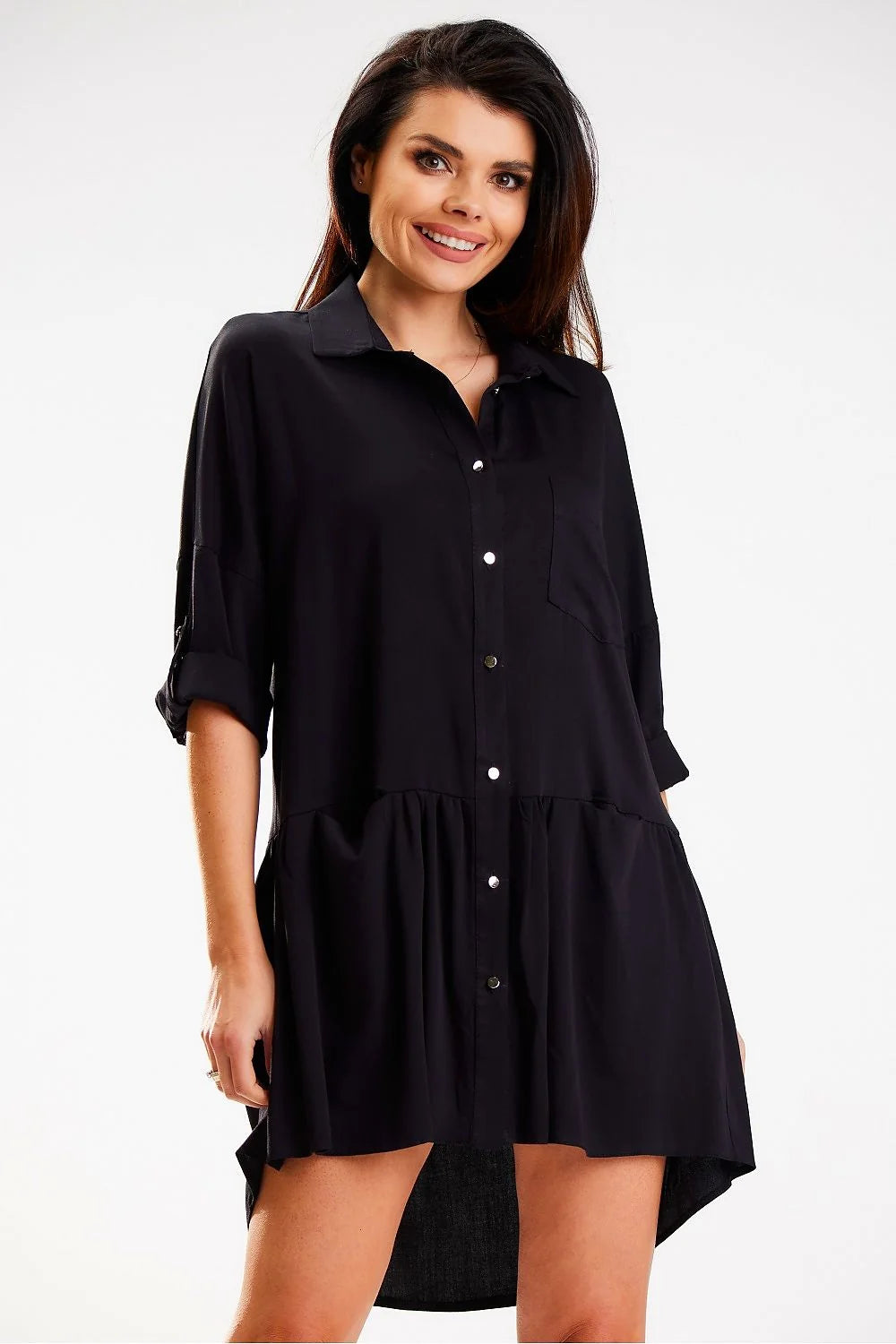 Robe chemise élégante décontractée noire manches mi-longues boutons contrastants matière aérée conçue en Pologne femme