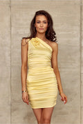 Robe courte asymétrique en satin jaune pâle style bodycon sans manches épaule nue look moderne élégant femme soirées festives