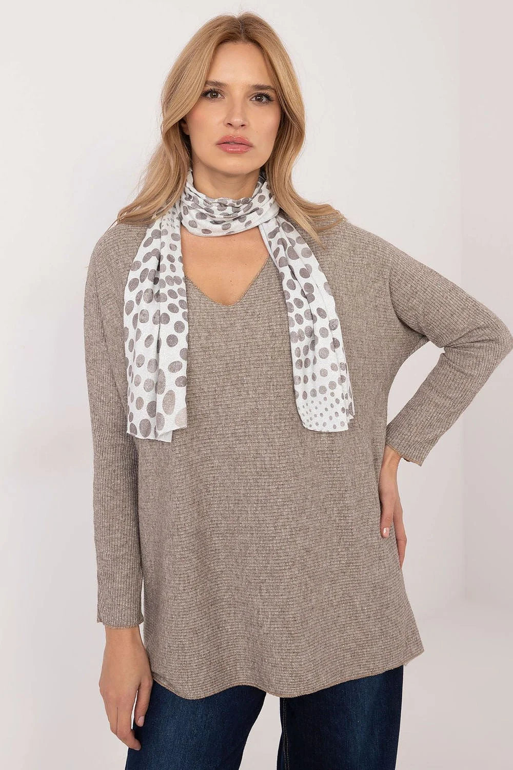 chandail féminin encolure V côtelé manches longues écharpe pois assortie viscose élasthanne doux ajusté silhouette coupe droite évasée ourlet arrondi