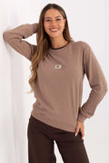 sweatshirt femme casual col rond manches longues coupe décontractée taupe molletonné doux côtelés poignets ourlet broderies subtiles écusson poitrine
