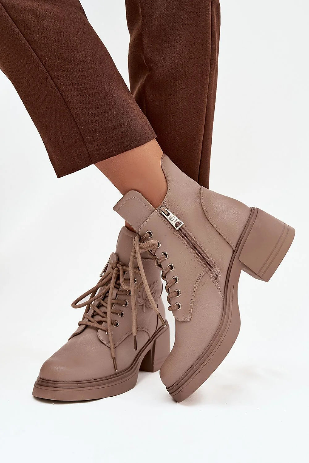 bottines femme Vinceza similicuir taupe montantes lacets fermeturezippee talonbloc plateformeepaisse confort doubluredouce chaleur motiffeuille embossé styleurbain contemporain maintien polyvalentes élégantes