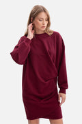 robe sweat femme oversize bordeaux molleton doux encolure ronde manches longues poignets côtelés drapé asymétrique coupe sportive féminine