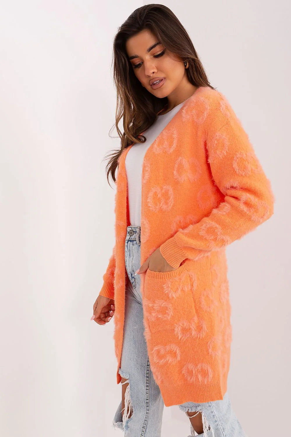 Cardigan longue pour femmes, style décontracté, maille douce, manches longues, poches pratiques, motif ton sur ton, couleur vive, coupe ample, finitions côtelées, mode tendance, égayer la garde-robe, vêtement confortable, idéal quotidien, automne-hiver