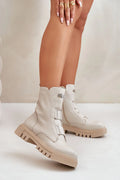 Bottines féminines modernes en cuir artificiel crème, fermeture à boucle métallique, hauteur de cheville, semelle crantée en caoutchouc beige, style épuré, confort et durabilité pour femmes