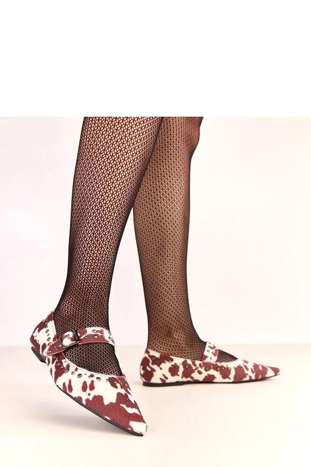 ballerines Solea maryjane cuir suédé écologique imprimé vache blanc bordeaux clous rivets métalliques bride boucle réglable bout pointu semelle intérieure